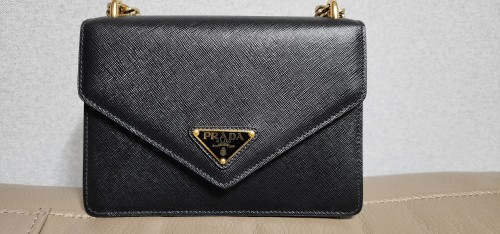 [중고명품]프라다 블랙 사피아노 삼각로고 체인 숄더백